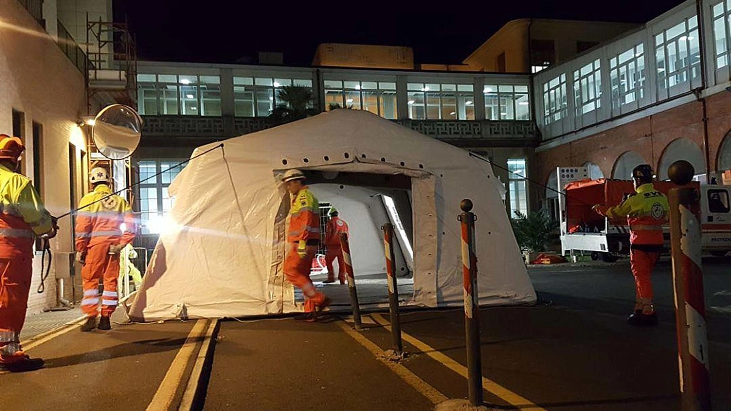 Il montaggio della tenda pre-triage all'ospedale di Livorno (Foto Lanari)