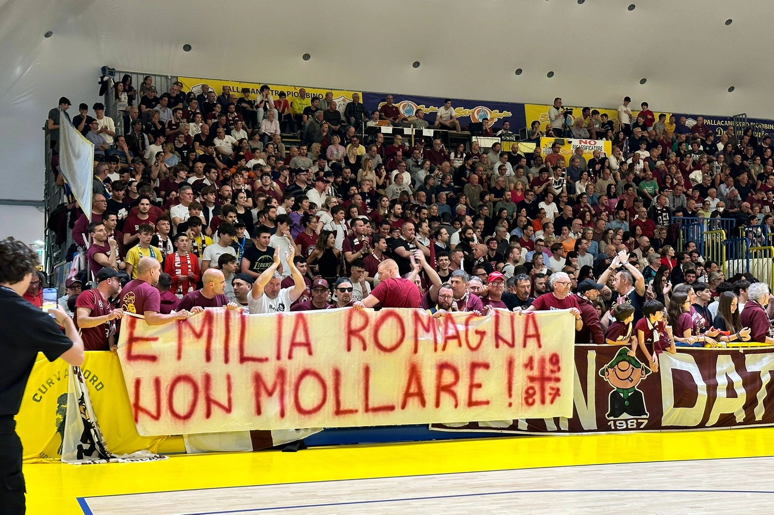 Solidarietà dei tifosi libertassini alle popolazioni dell'Emila Romagna (Foto Novi)