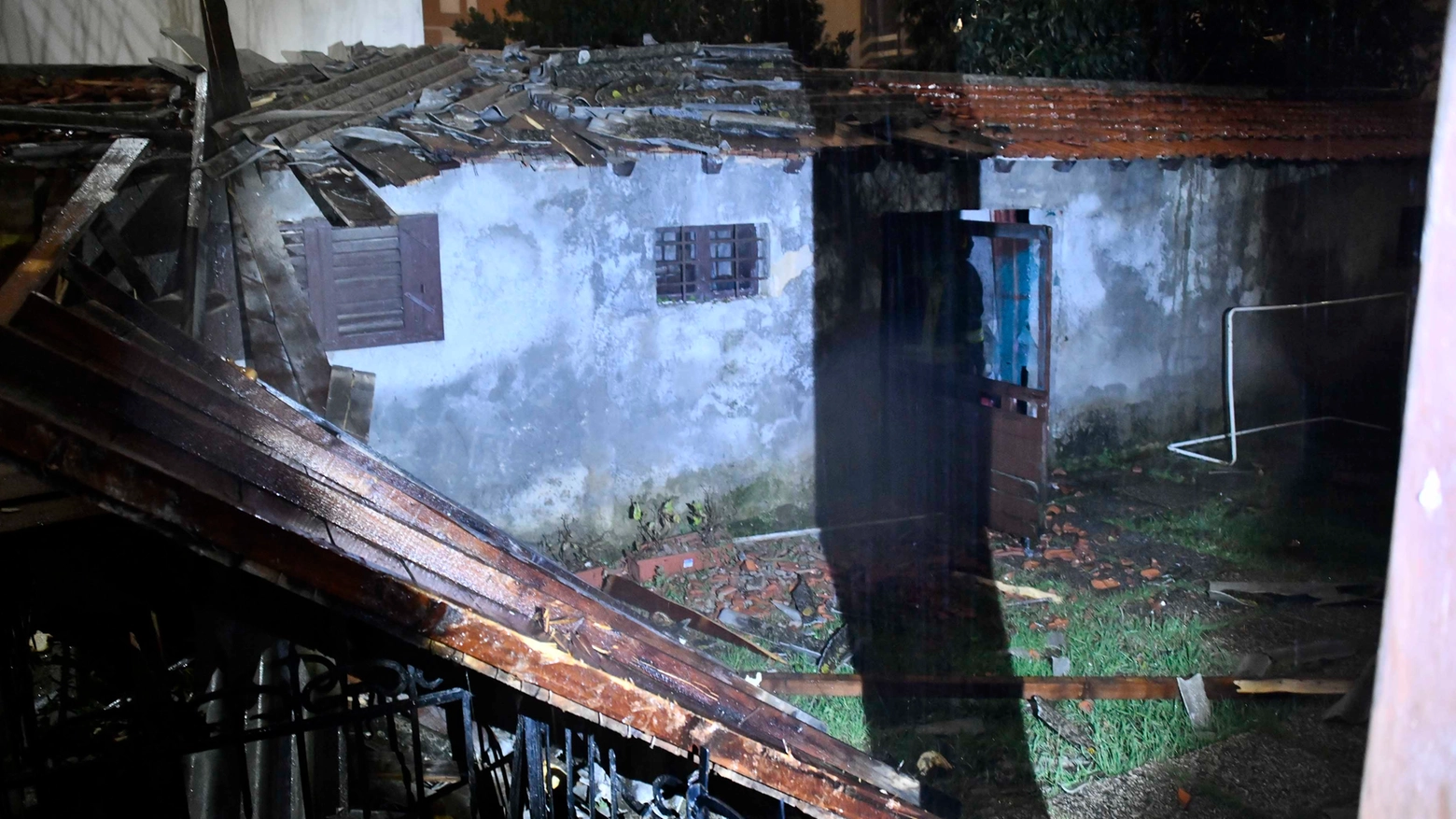 Il tetto crollato in via Ugo Foscolo