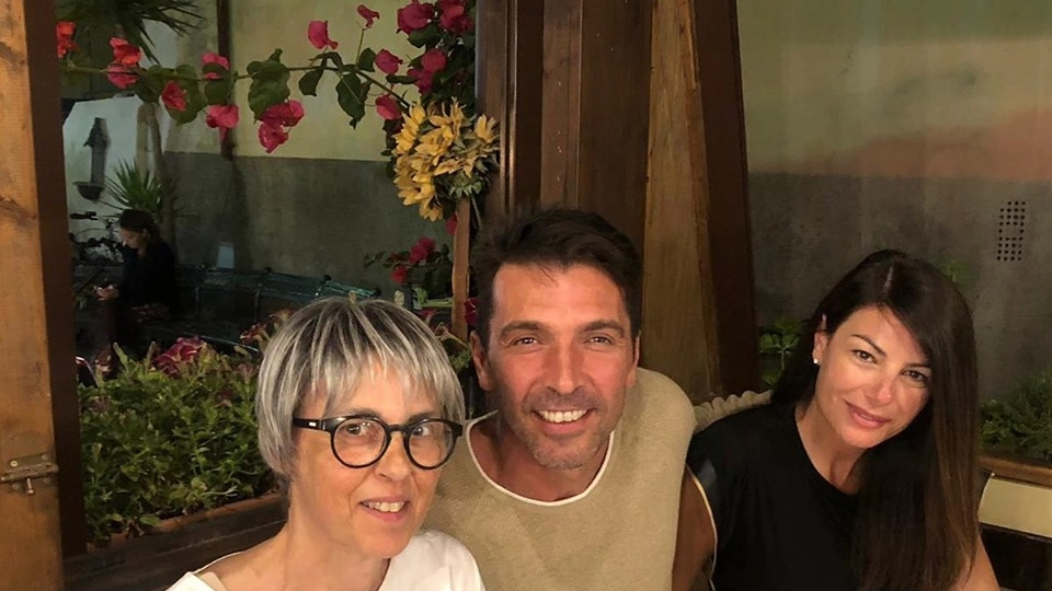 Gigi Buffon e Ilaria D'Amico con la titolare dell'Osteria dei Quattro Gatti
