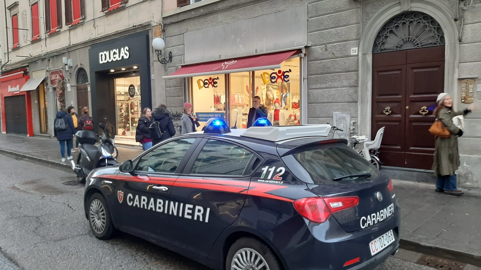 I carabinieri davanti al negozio in via Ricasoli (Foto Novi)