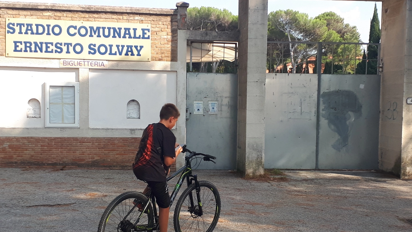 La struttura storica: lo stadio Ernesto Solvay si trova nel cuore di Rosignano