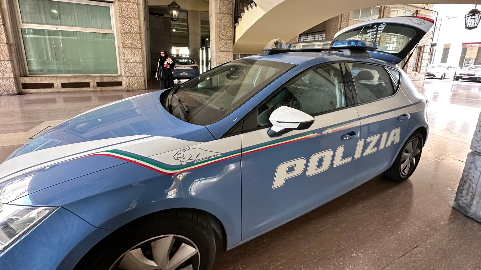 La polizia nell'atrio del Palazzo Grande (Foto Novi)