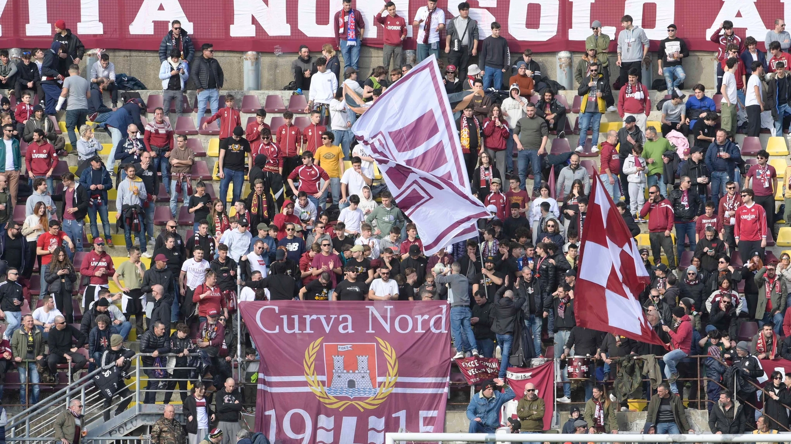 Tifosi del Livorno in Curva Nord (Foto Novi)