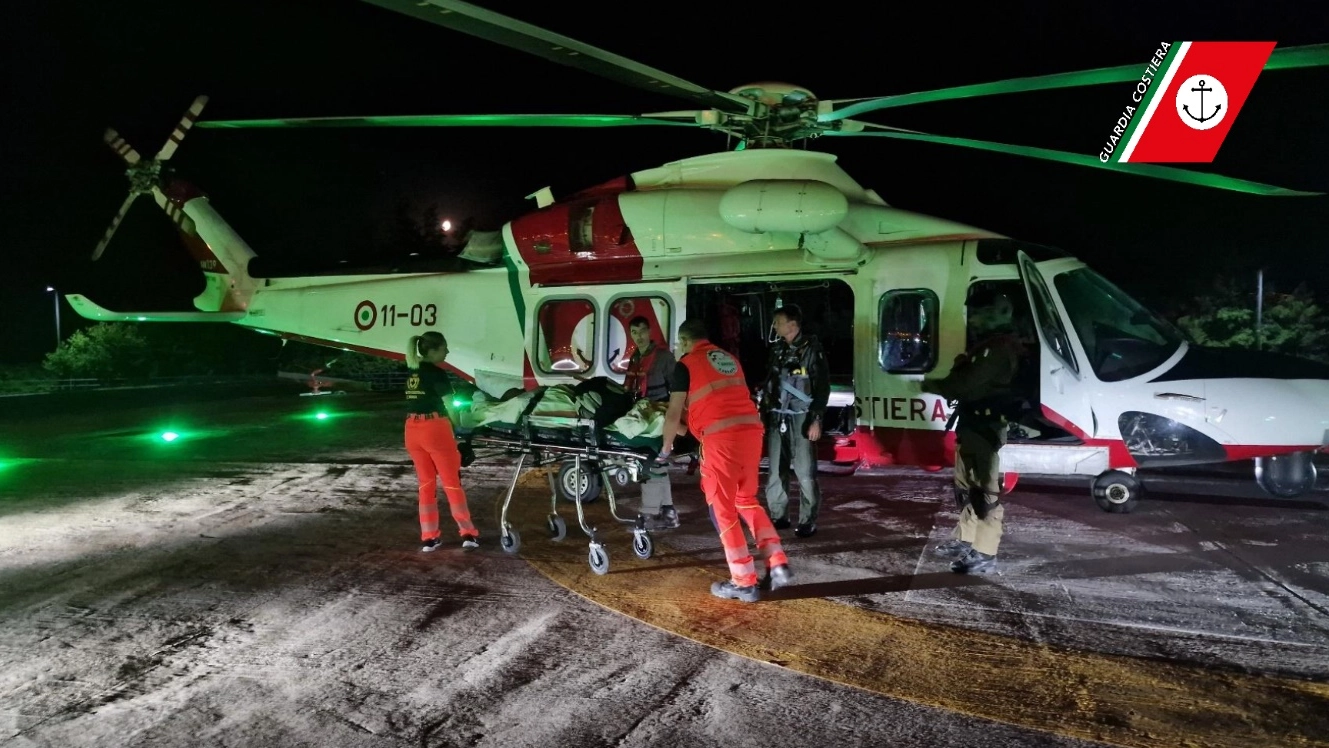 L’uomo, un turista britannico di 73 anni, è stato trasportato tempestivamente in elicottero all’ospedale specializzato di Massa. Soccorsi coordinati dalla sala operativa di Livorno