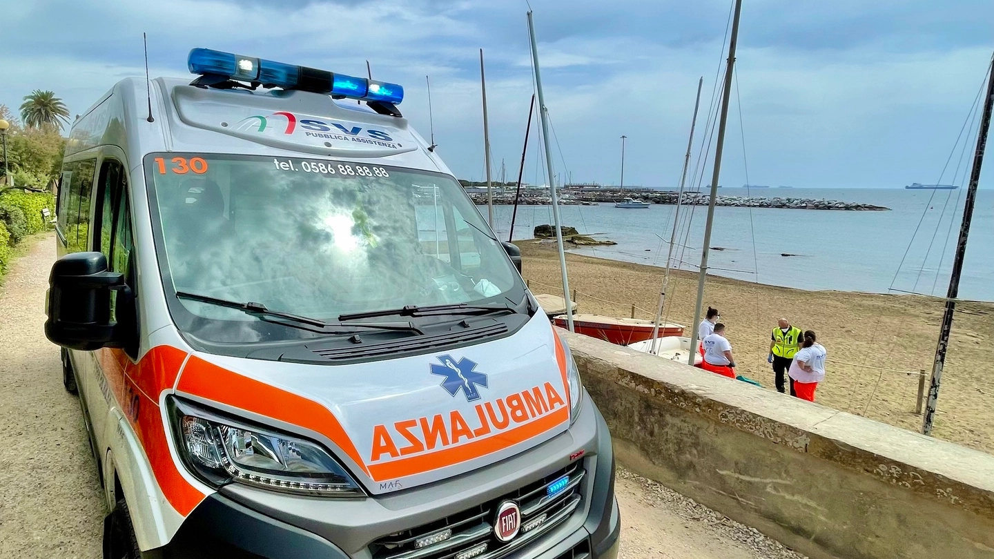 L'ambulanza e l'intervento sulla spiaggia (Foto Novi)