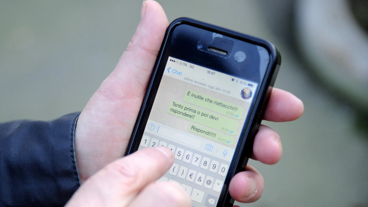 Stalking, molestie e messaggi insistenti sullo smartphone (Foto Newpress)