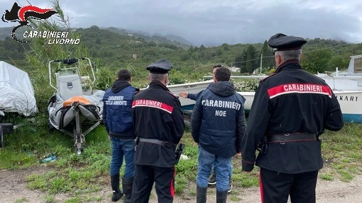 I carabinieri nell'area sequestrata