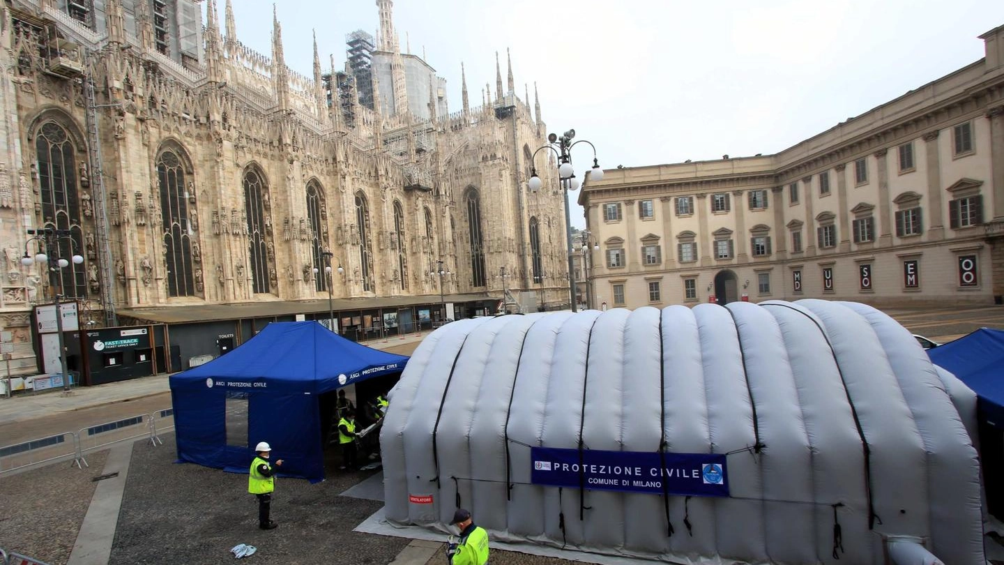 Una tenda della Protezione civile in piazza Duomo a Milano (Ansa)