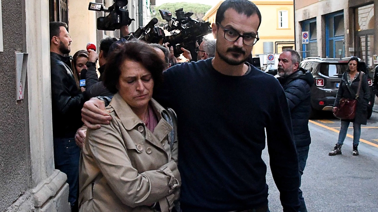 Fausta Bonino esce dal tribunale insieme al figlio (foto Simone Lanari)