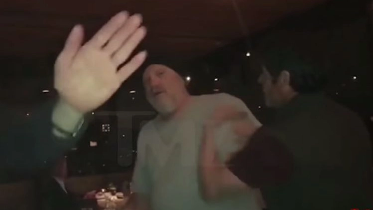 Un fermo immagine del video in cui Weinstein viene schiaffeggiato