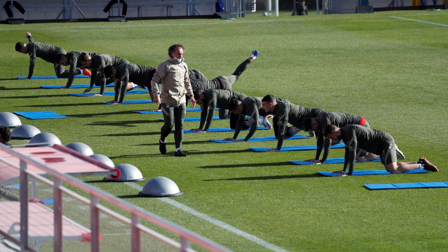 Atleti impegnati in un allenamento (Ansa)