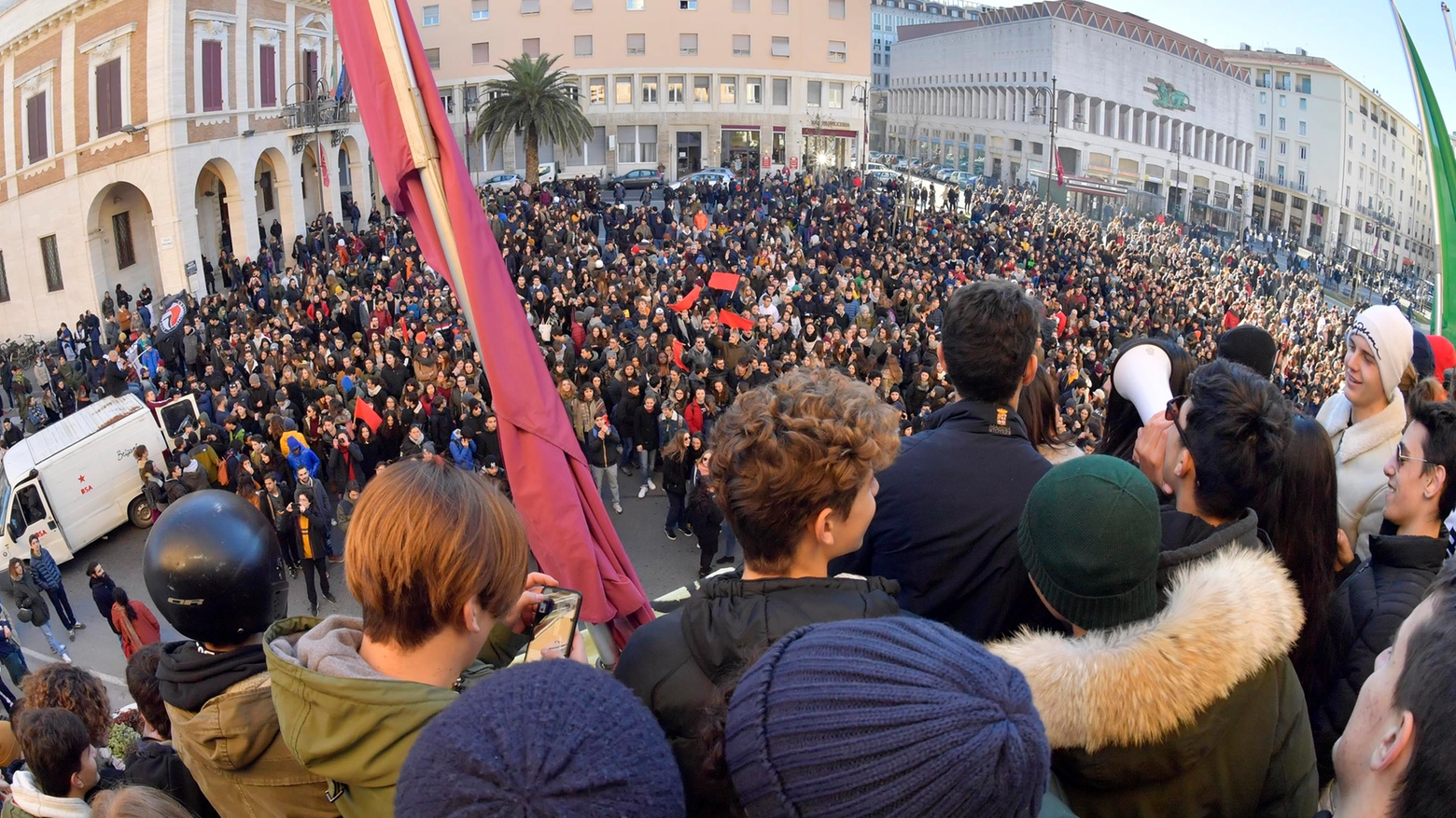 Una delle manifestazioni degli studenti (Foto Novi)