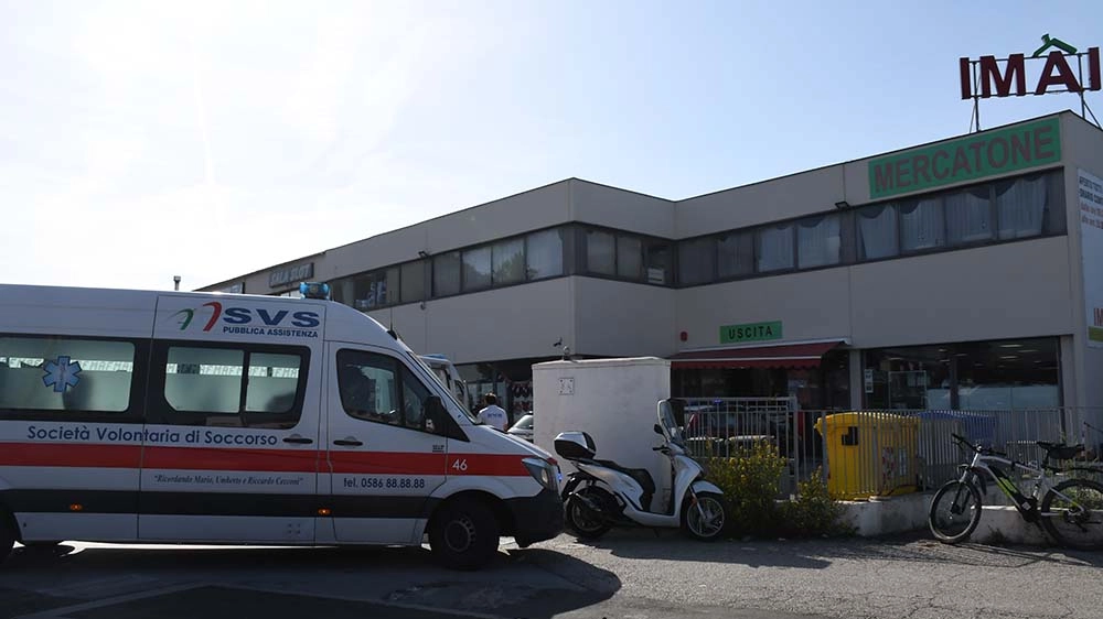 L'ambulanza di fronte all'attività (Foto Lanari)