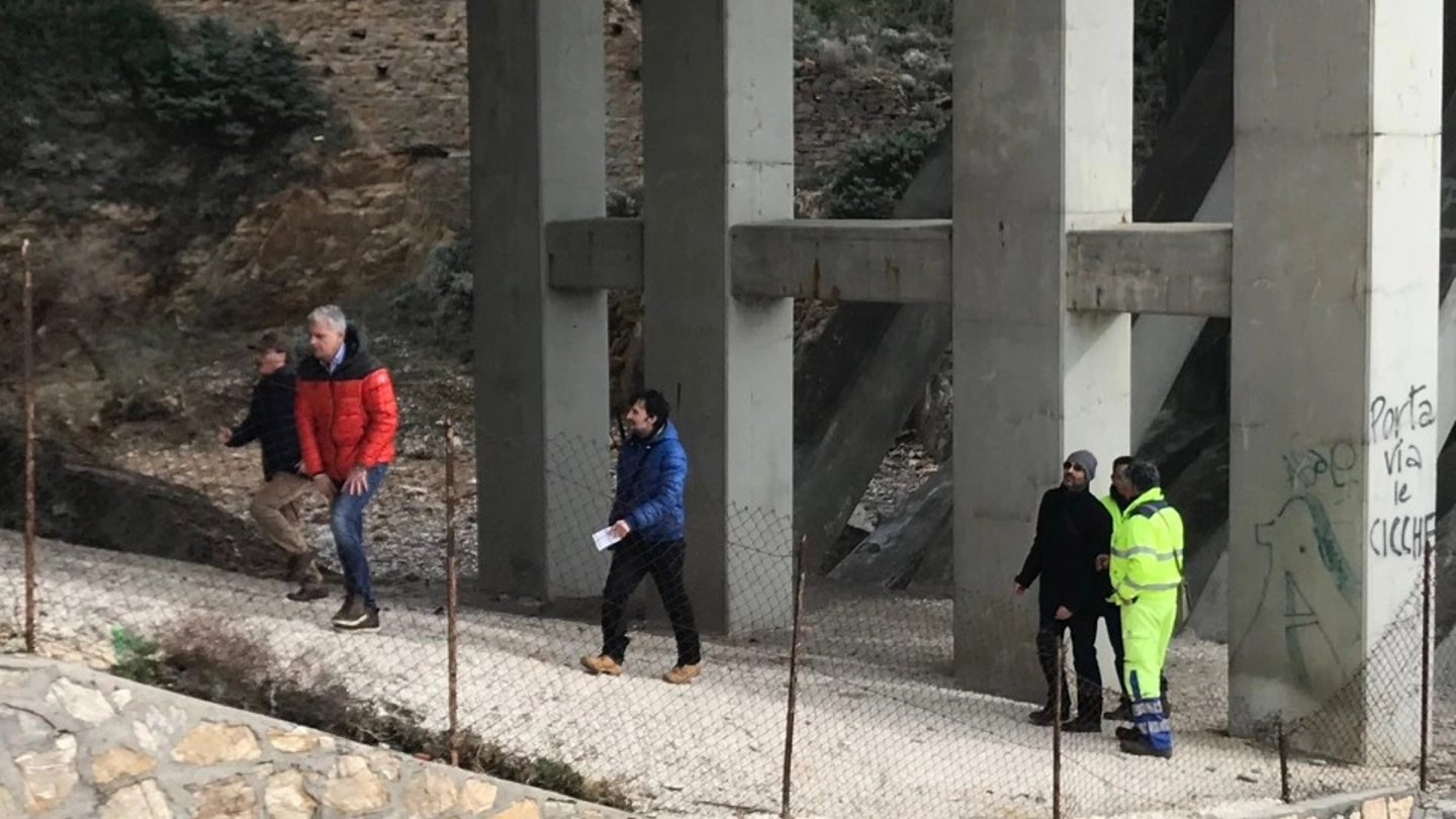 I tecnici del Comune e di Anas sotto il ponte  di Calafuria durante il sopralluogo che è durato circa un’ora