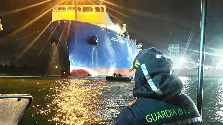 La nave rigassificatrice "Golar Tundra" fa il suo ingresso nel porto di Piombino (Foto Novi)