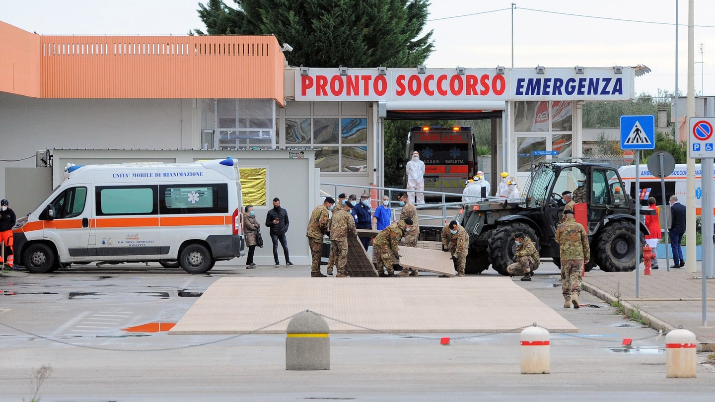 Coronavirus, militari allestiscono ospedale da campo a Barletta (Imagoeconomica)