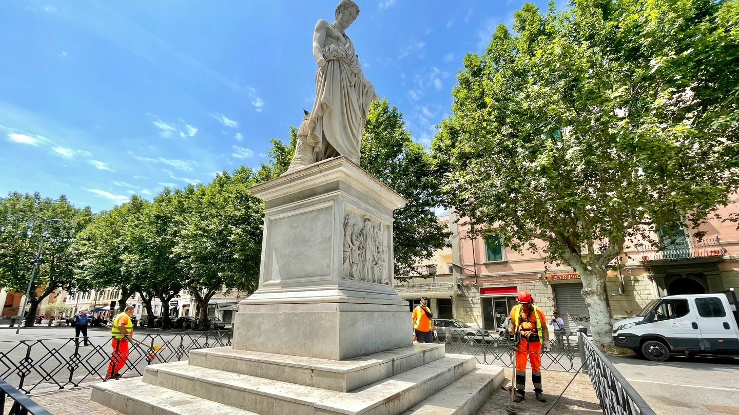 Piazza XX Settembre, rimozione erbacce intorno alla statua imbrattata (Novi)