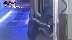 Il ladro filmato dalle telecamere di sicurezza