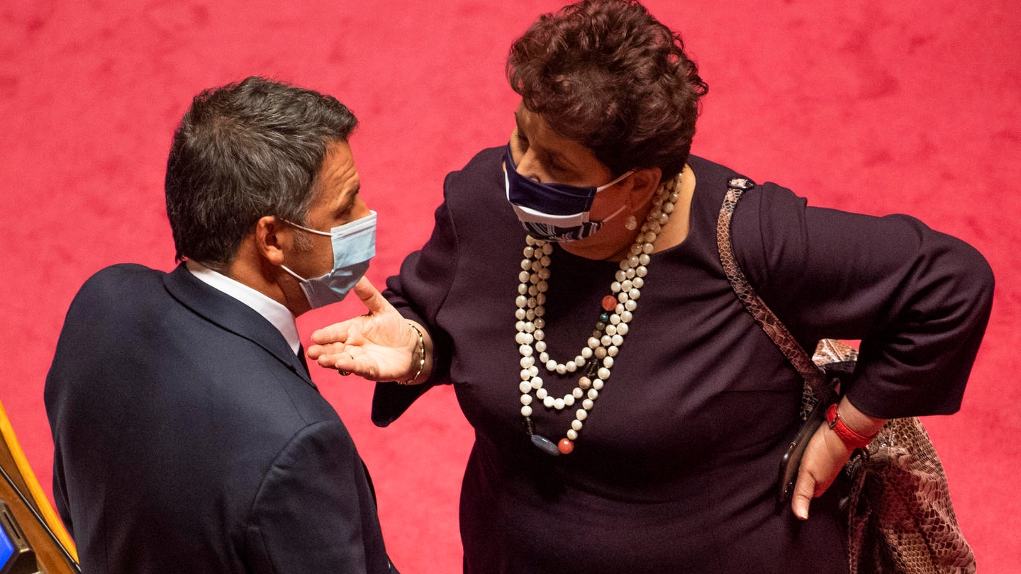 Matteo Renzi e il ministro Teresa Bellanova (Ansa)