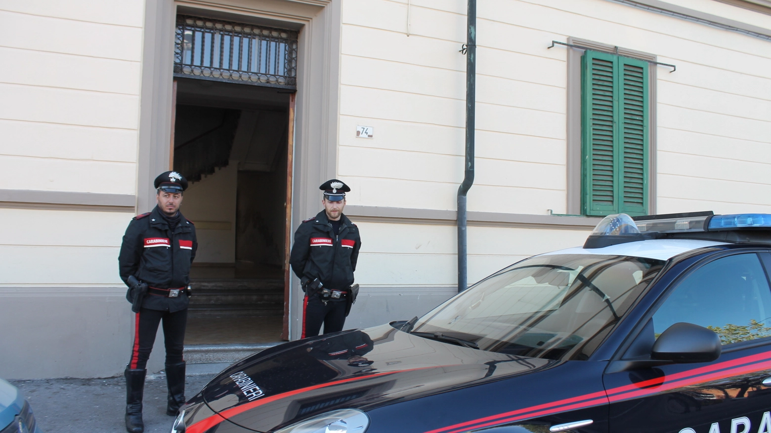 I carabinieri di Piombino sul luogo dell'Omicidio