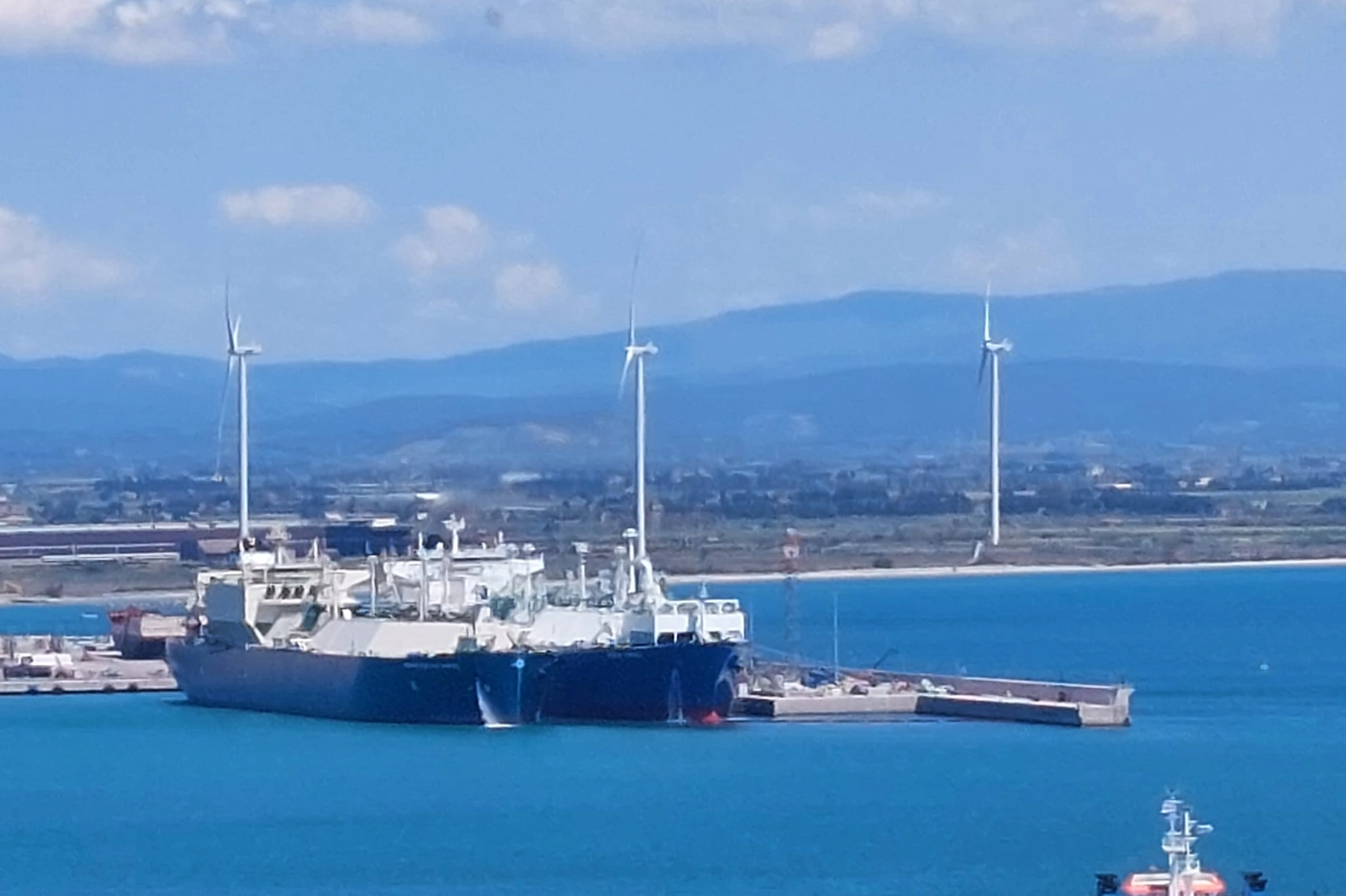 La Kalymnos e la Golar Tundra affiancate in porto a Piombino