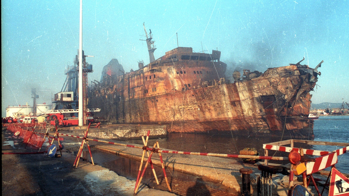 Una immagine del traghetto Moby Prince dopo l'incendio causato dalla collisione 