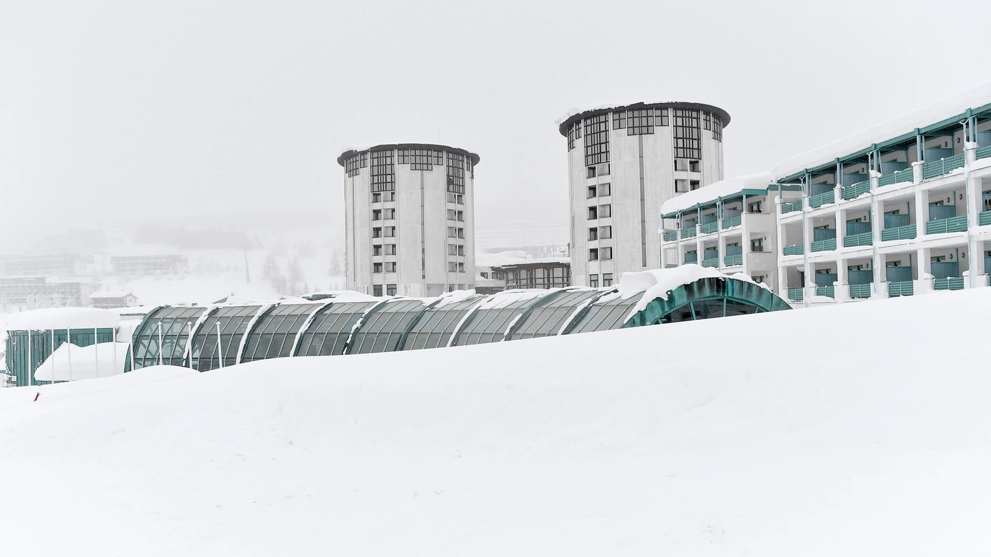 Previsioni meteo, neve sulle Alpi. Caldo al Sud. Foto: Colle di Sestriere (Lapresse)