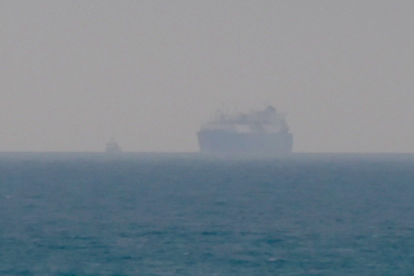 La nave "Golar Tundra" in arrivo a Piombino (Foto Novi)