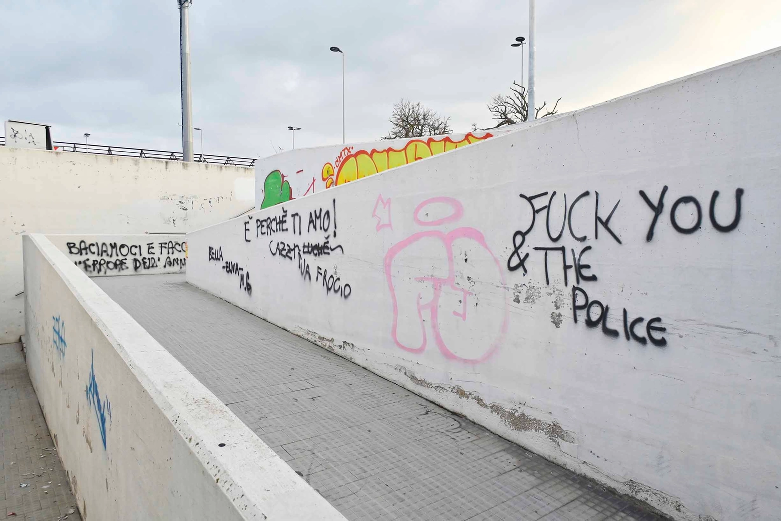 Altre scritte che imbrattano i muri del sottopasso della stazione di Livorno (Foto Novi)