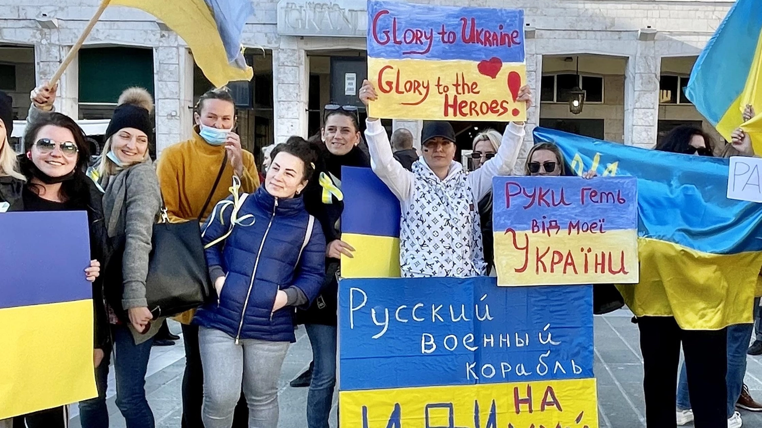 Tante donne ucraine sono scese in piazza per solidarietà al popolo che cerca di resistere