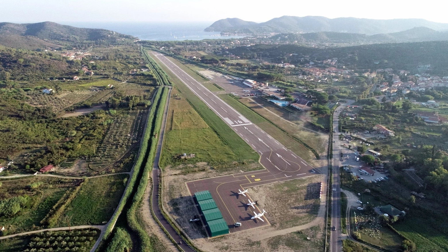 La pista dell'aeroporto dell'isola d'Elba (foto dalla pagina Facebook Aeroporto Elba)