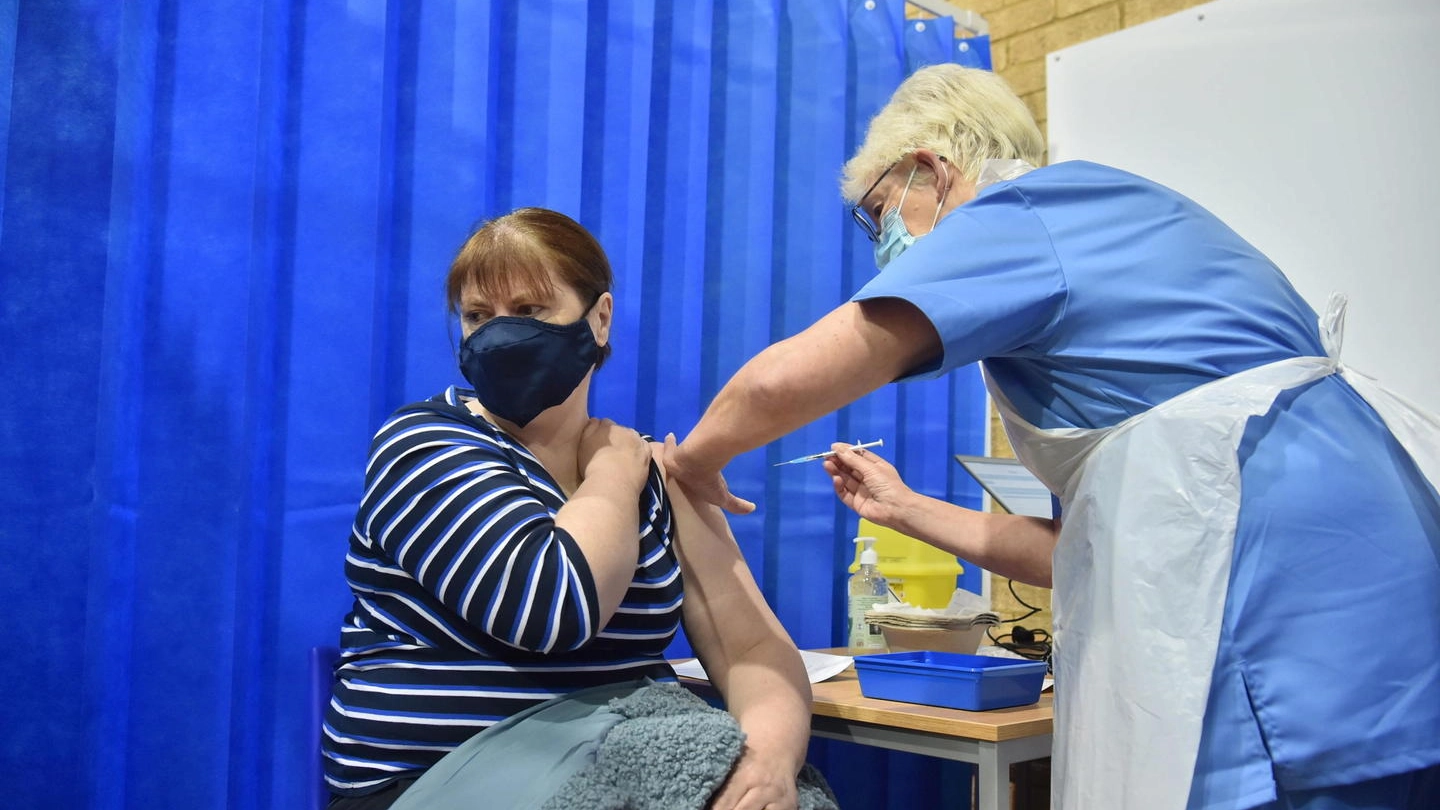 Una donna riceve il vaccino Pfizer/BioNTech in Inghilterra (Ansa)