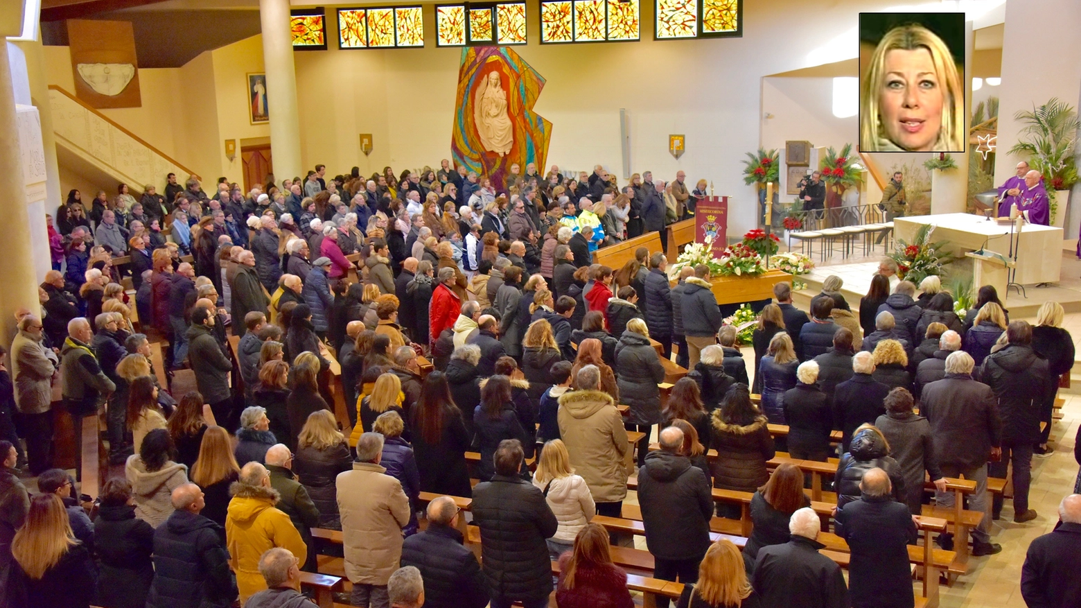 I funerali di Paola Nappi (nel riquadro la giornalista)