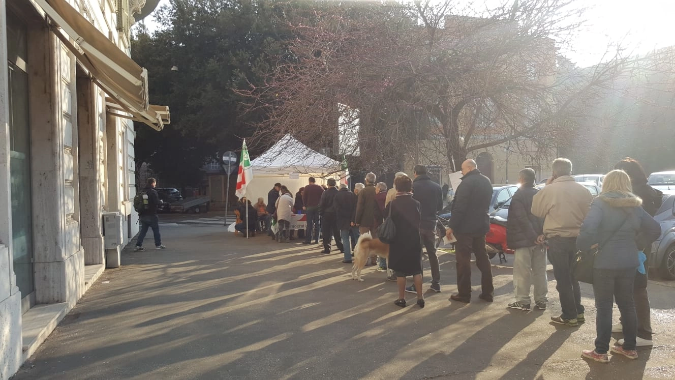 Primarie Pd, fila al gazebo di piazza Mazzini a Roma (Dire)