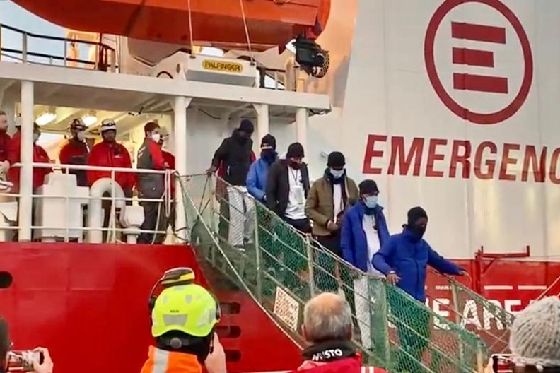 Lo sbarco dei migranti a Livorno (Alessio Novi)