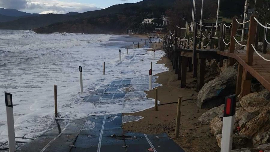La strada provvisoria sulla spiaggia è stata danneggiata dalle ultime mareggiate