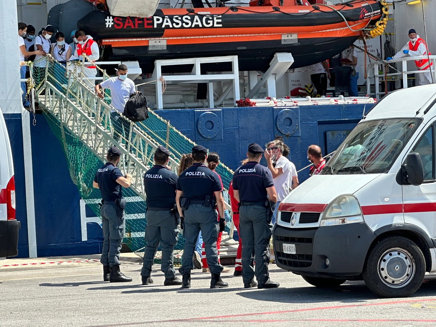 Livorno, Nave Geo Barents, sbarco migranti