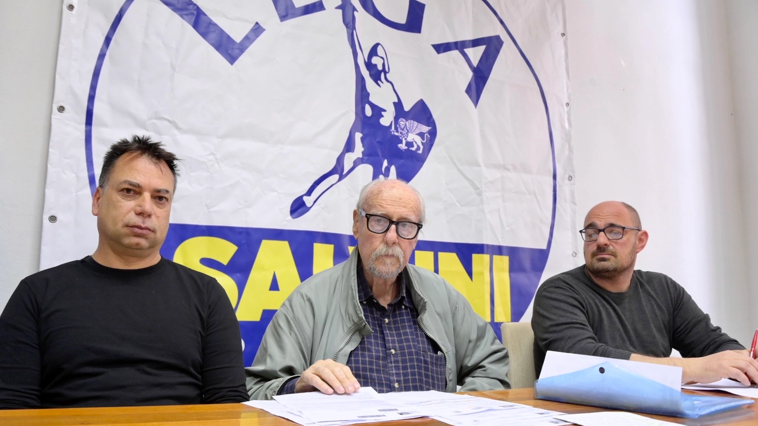 Il professor Gianfranco Quercioli e i rappresentanti della Lega (Foto Novi)