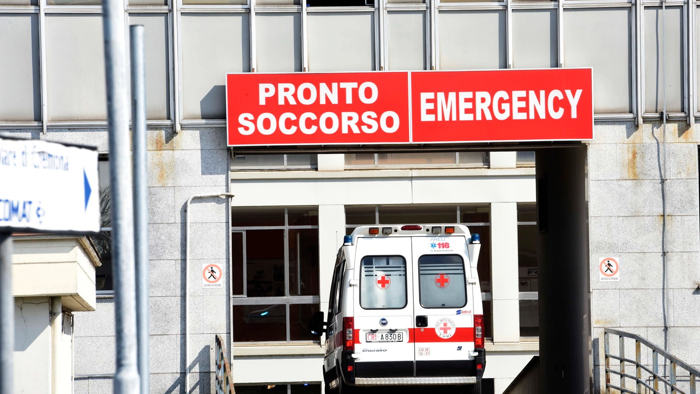 Coronavirus, un'ambulanza all'osepdale di Cremona (foto Imagoeconomica)