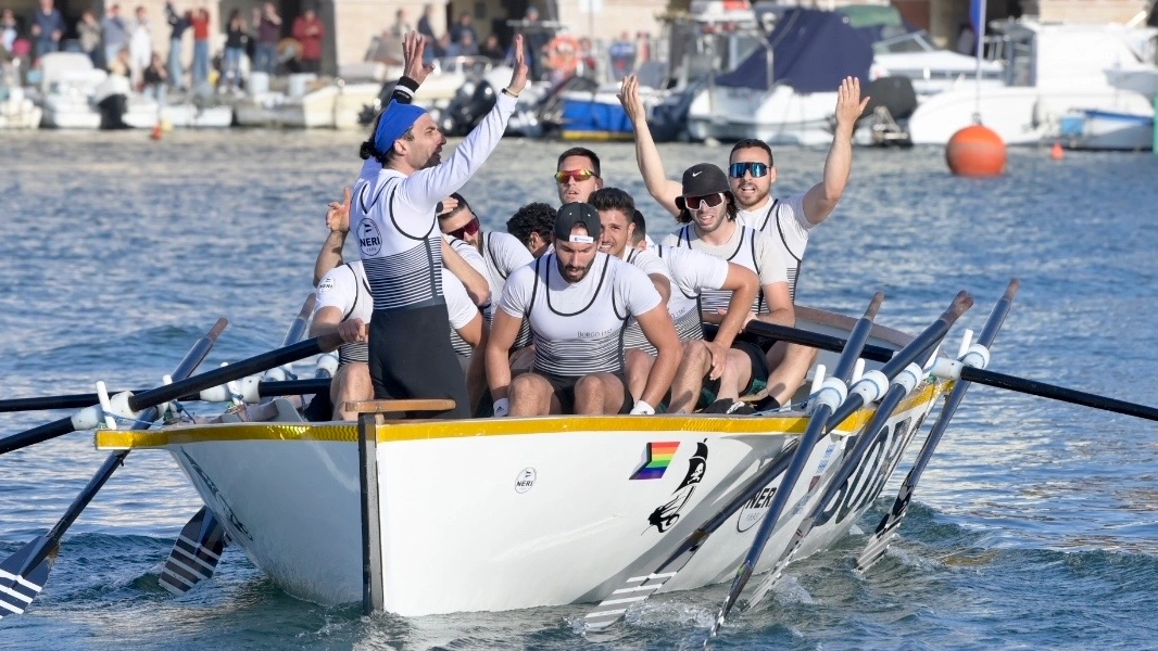 L'equipaggio di Borgo Cappuccini che ha vinto il "Trofeo Liberazione" del 25 aprile 2023 (Foto Novi)