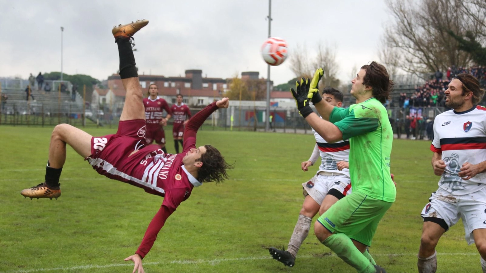 Ponsacco-Livorno, il gol in rovesciata (foto Luca Bongianni/Germogli)