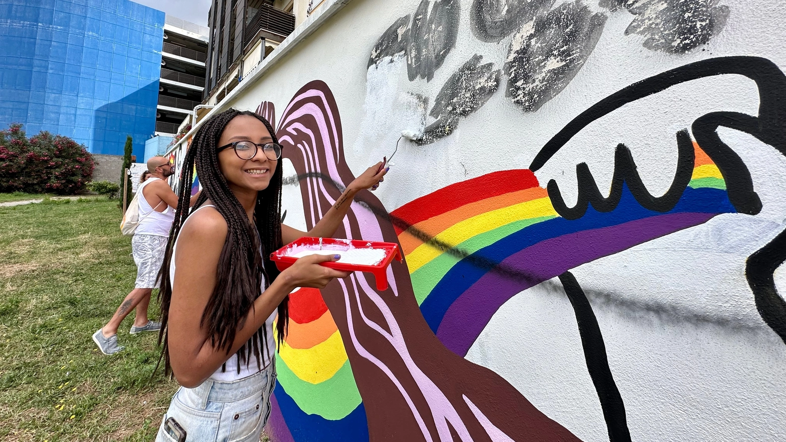 Anche Mia Diop partecipa al restauro del Queer Wall (Foto Novi)