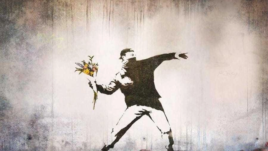Una delle opere più conosciute di Banksy: il lanciatore di fiori