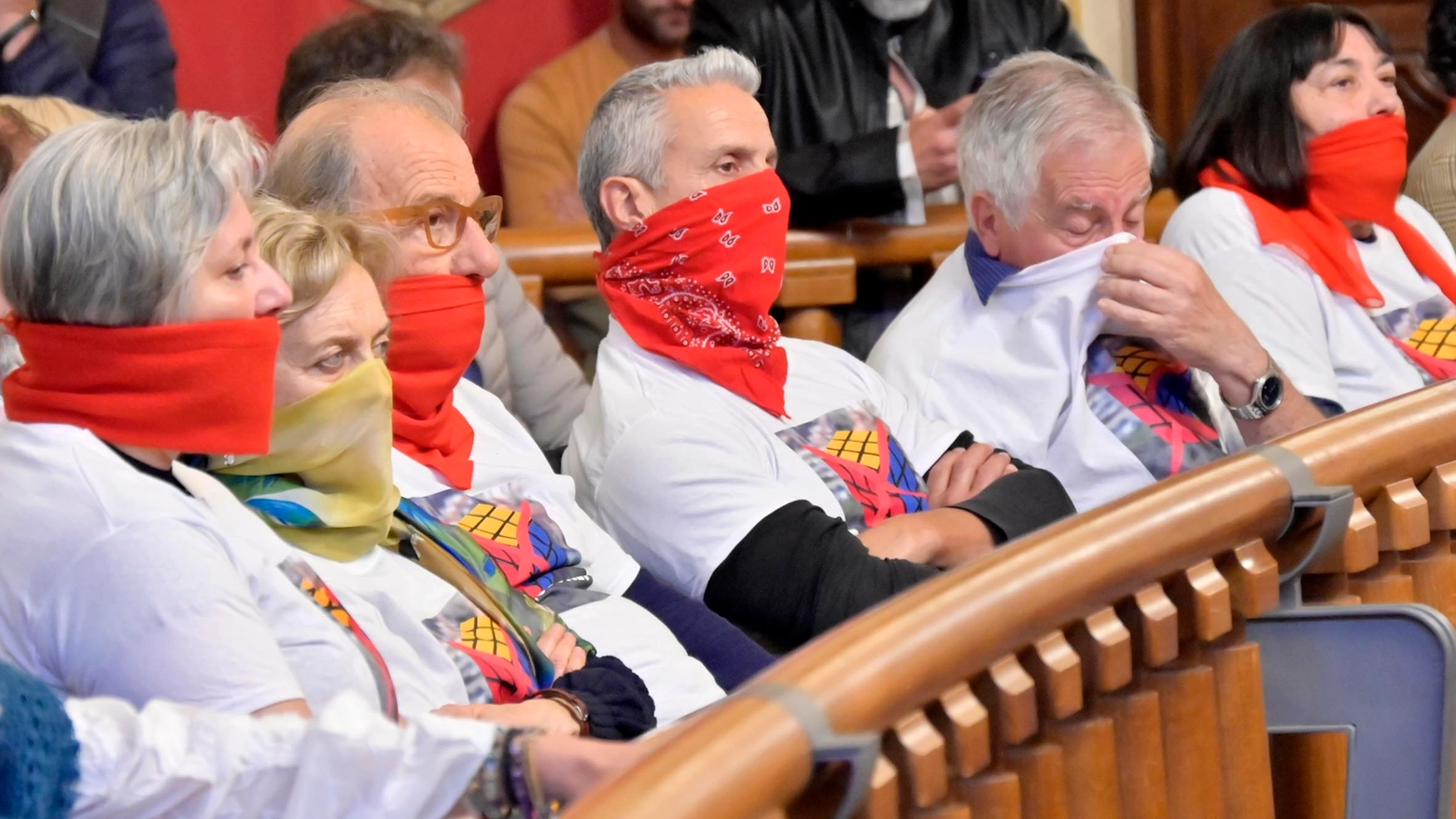 Alcuni aderenti al comitato "No Cubone" durante una seduta del consiglio comunale (Foto Novi)