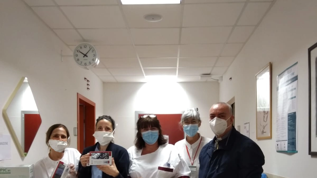 Padre Madalese, dr.ssa Donatella Conte, infermieri e coordnatrici del secondo padiglione