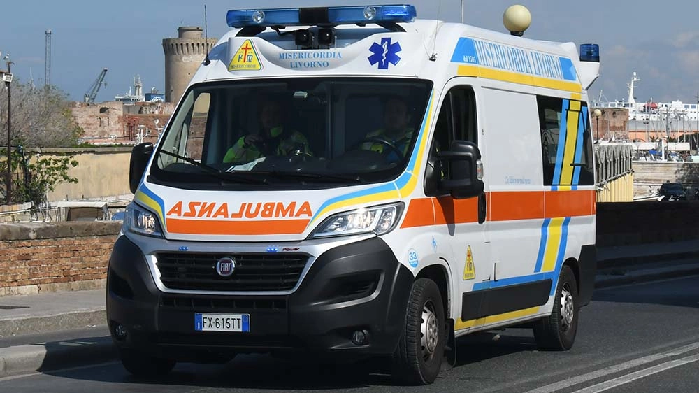Un'ambulanza della Misericordia (Foto Lanari)