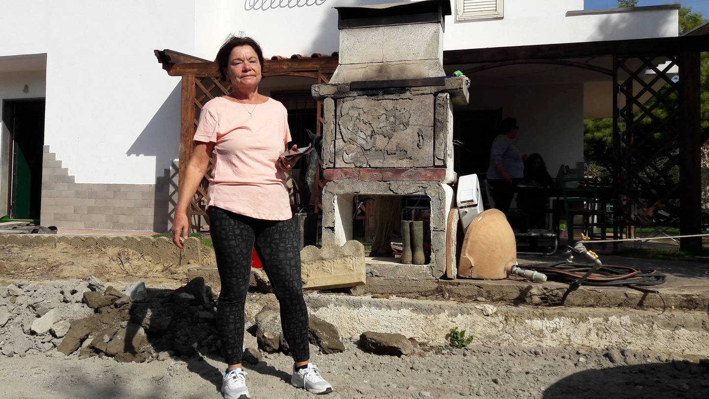 Susanna Falanga Nigiotti davanti alla sua abitazione ancora sotto sequestro. Ora dovrà prendere un mutuo