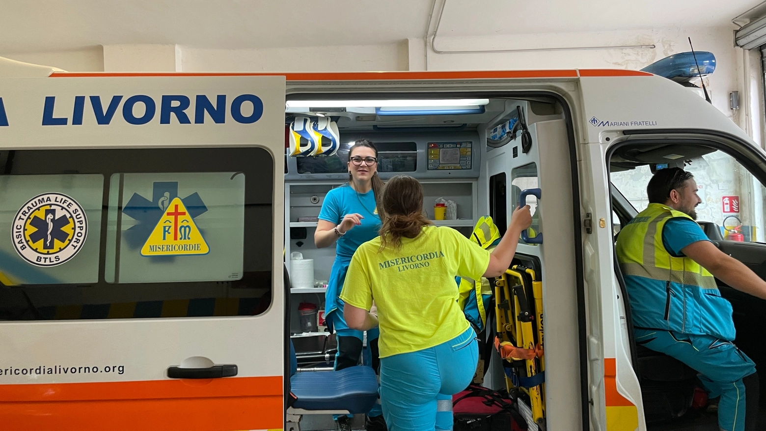 Un'ambulanza della Misericordia di Livorno (foto d'archivio Lanari)