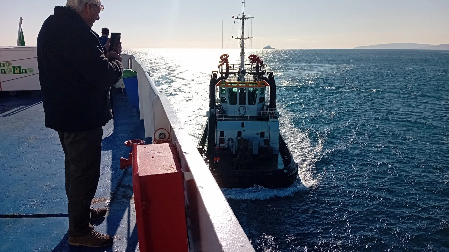 Il rimorchiatore scorta in porto a Piombino il traghetto in avaria